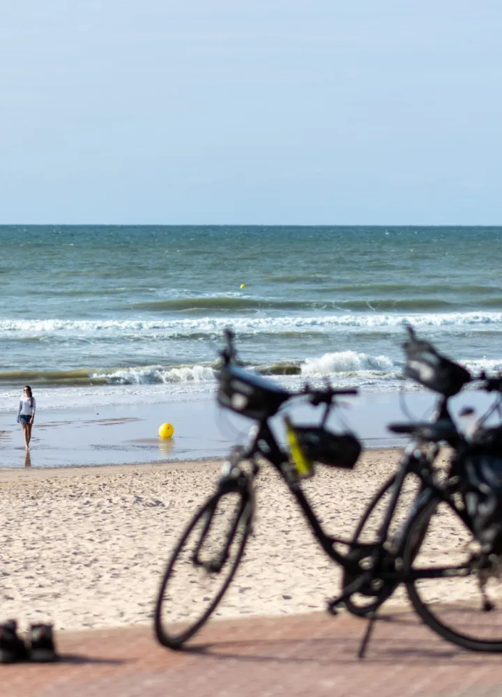 Vélos sur la plage à Bray-Dunes