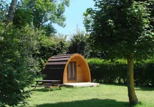 Dormir dans une cabane en bois arrondie au Camping Reine Mathilde à Etreham